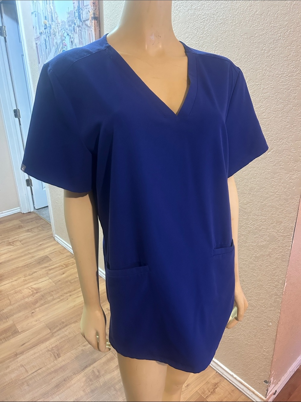 Figs Women's V-Neck Scrub Top in Royal Blue XL two front pockets